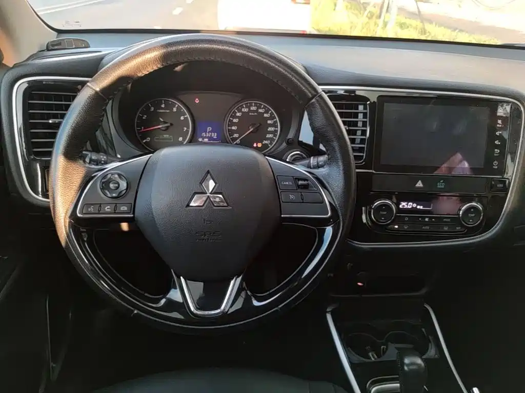 Mitsubishi Outlander 2018 — фото 11