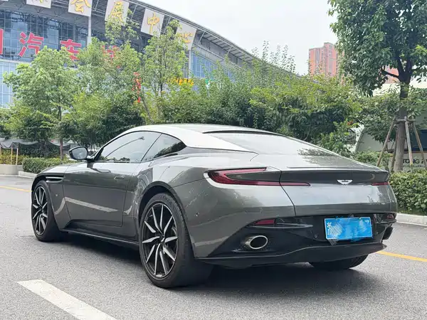 Aston Martin DB11 2017