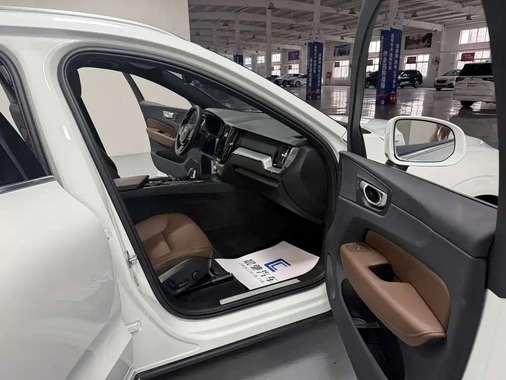Volvo XC60 2022 — фото 14