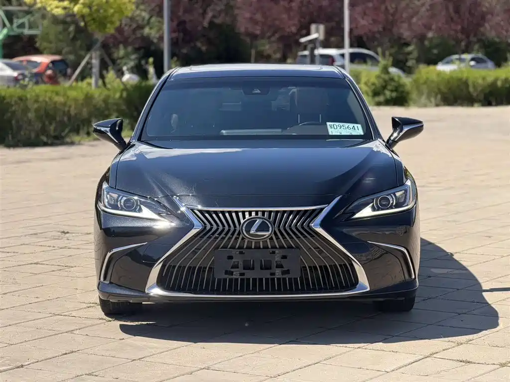 Lexus ES 2019