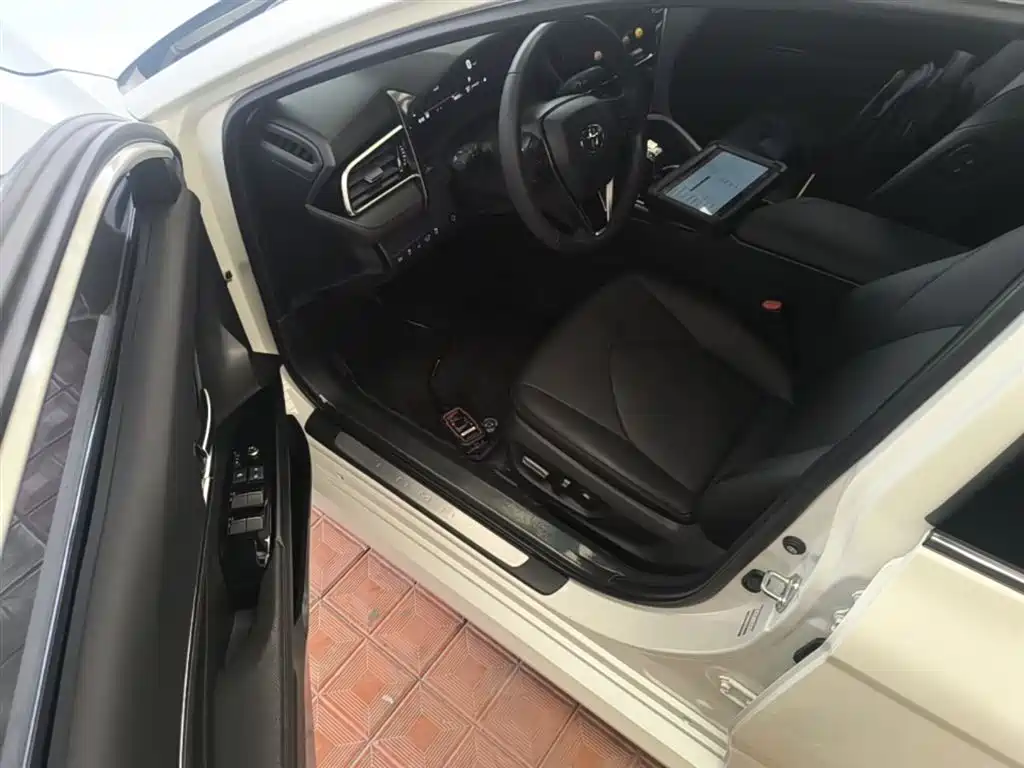 Toyota Camry 2023 — фото 16