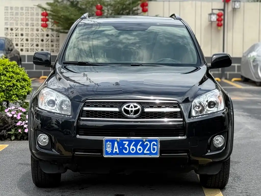 Toyota RAV4 2010 — фото 2