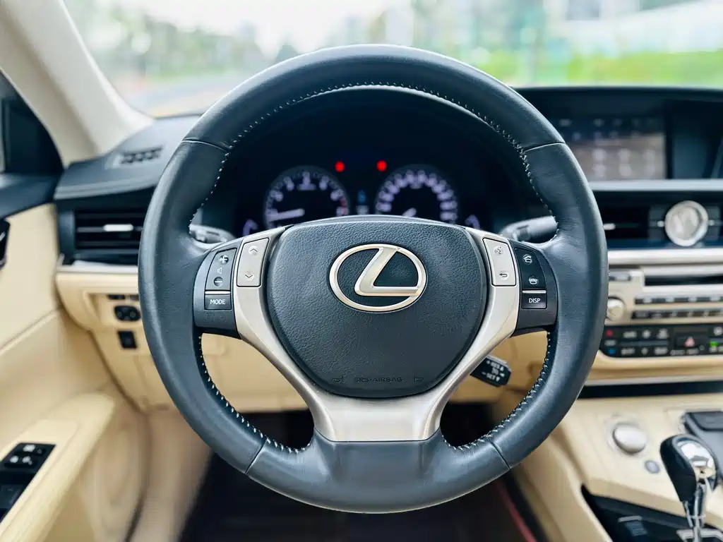 Lexus ES 2014 — фото 9
