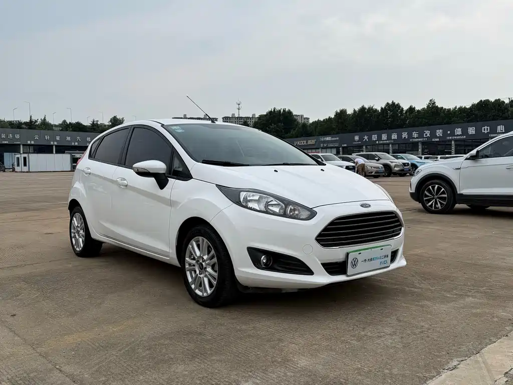 Ford Fiesta 2015 — фото 3