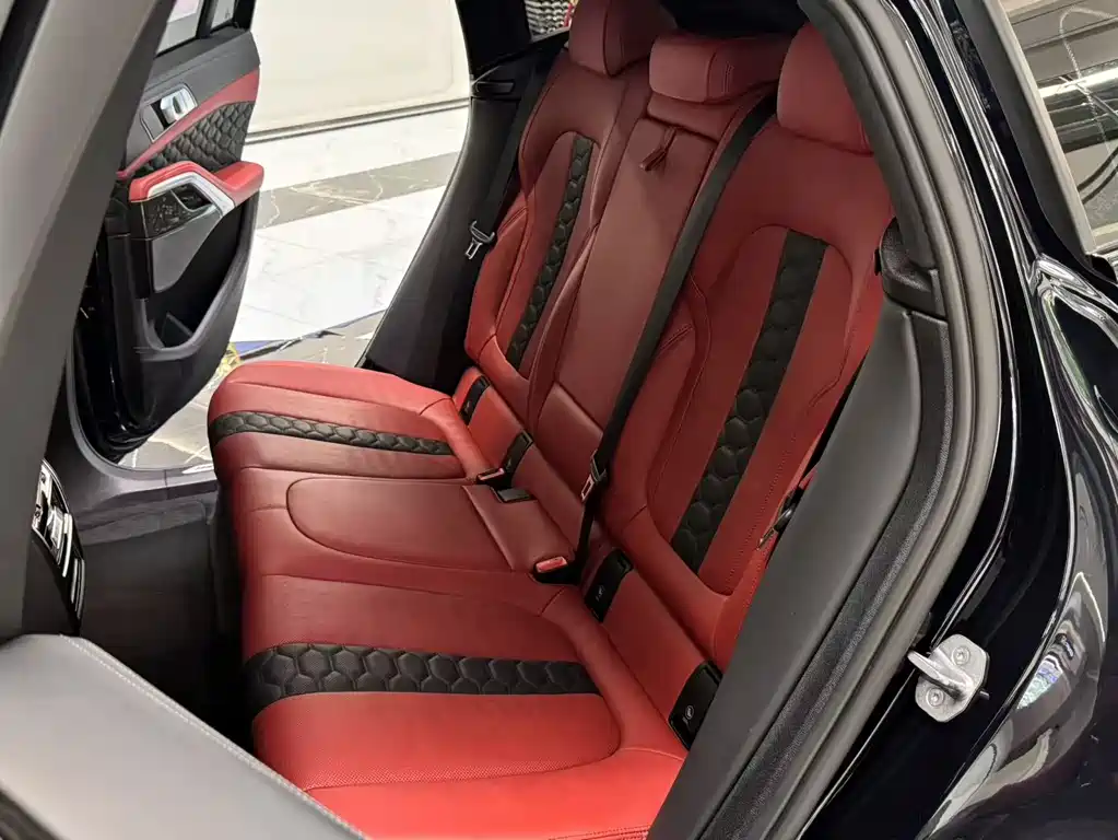 BMW X6 M 2023 — фото 19
