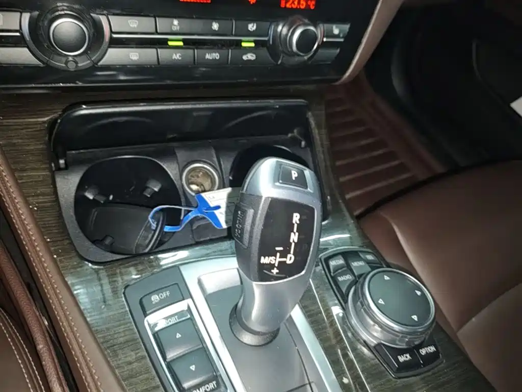 BMW 5 Series 2017 — фото 14