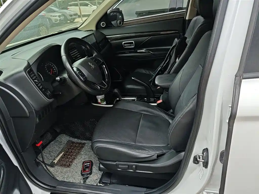 Mitsubishi Outlander 2018 — фото 15