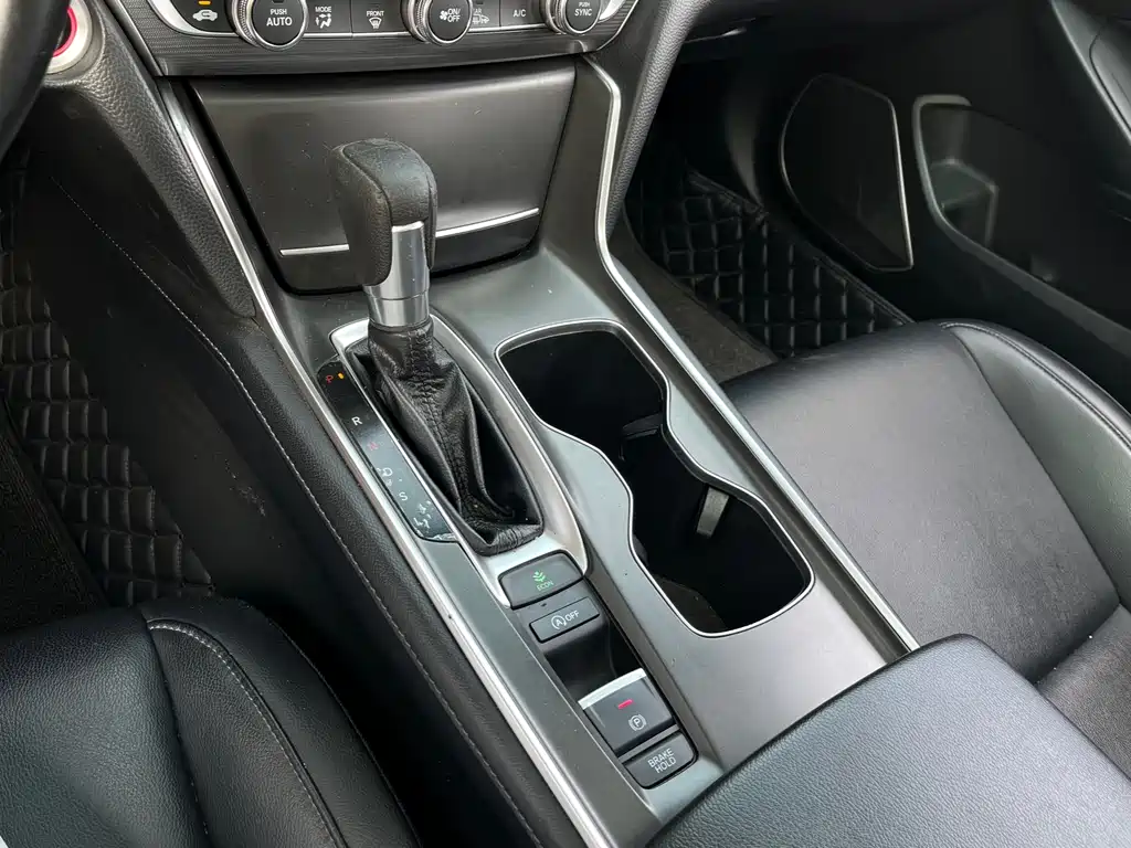 Honda Accord 2018 — фото 10