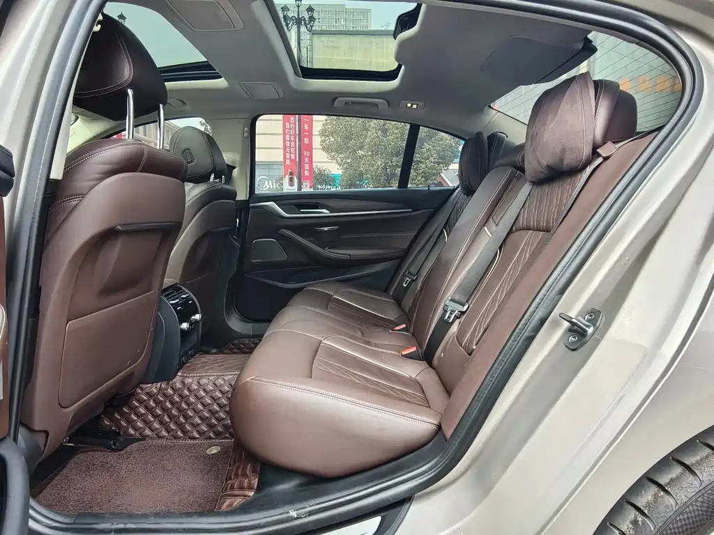 BMW 5 Series 2019 — фото 10