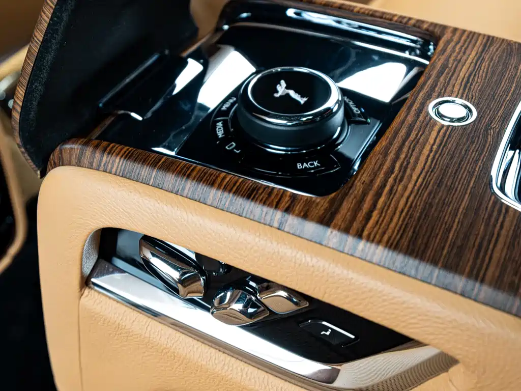 Rolls-Royce Cullinan 2019 — фото 12