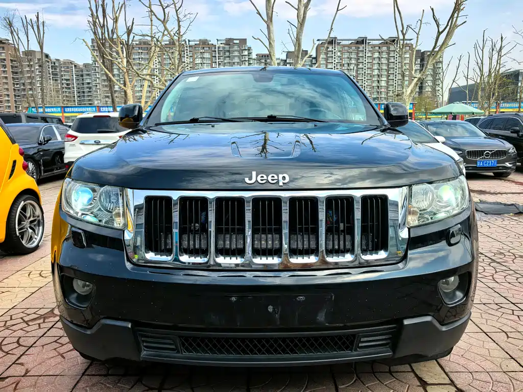 Jeep Grand Cherokee 2012 — фото 2