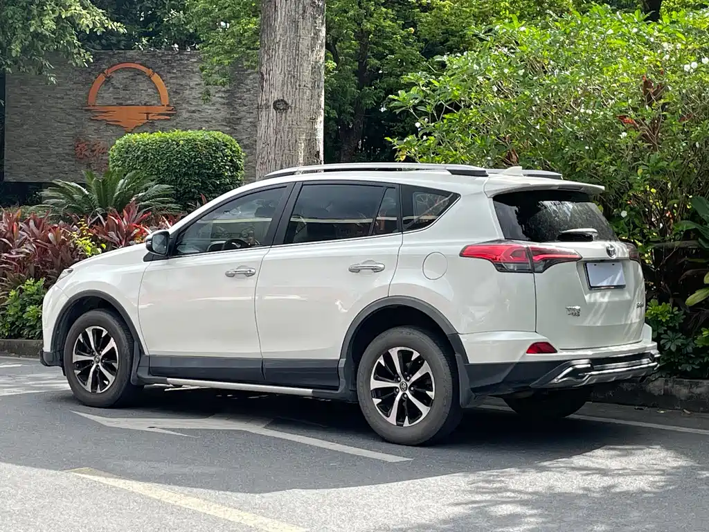 Toyota RAV4 2017 — фото 4