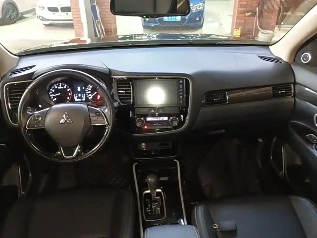 Mitsubishi Outlander 2020 — фото 10