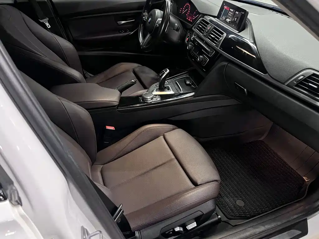 BMW 3 Series 2018 — фото 10