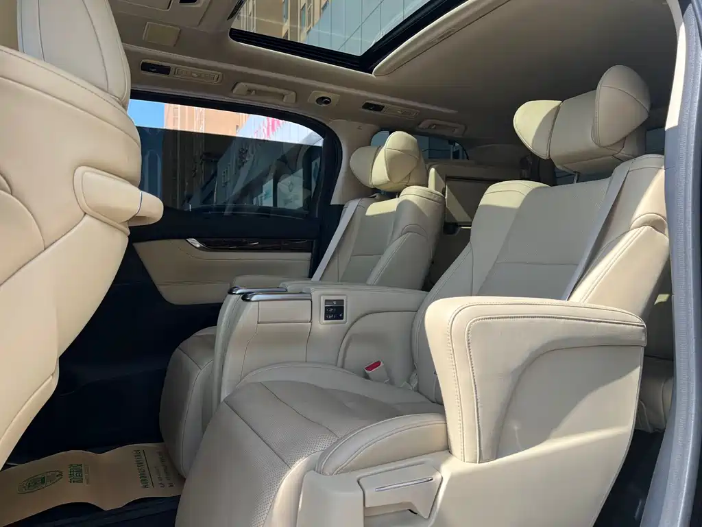 Toyota Alphard 2022 — фото 12