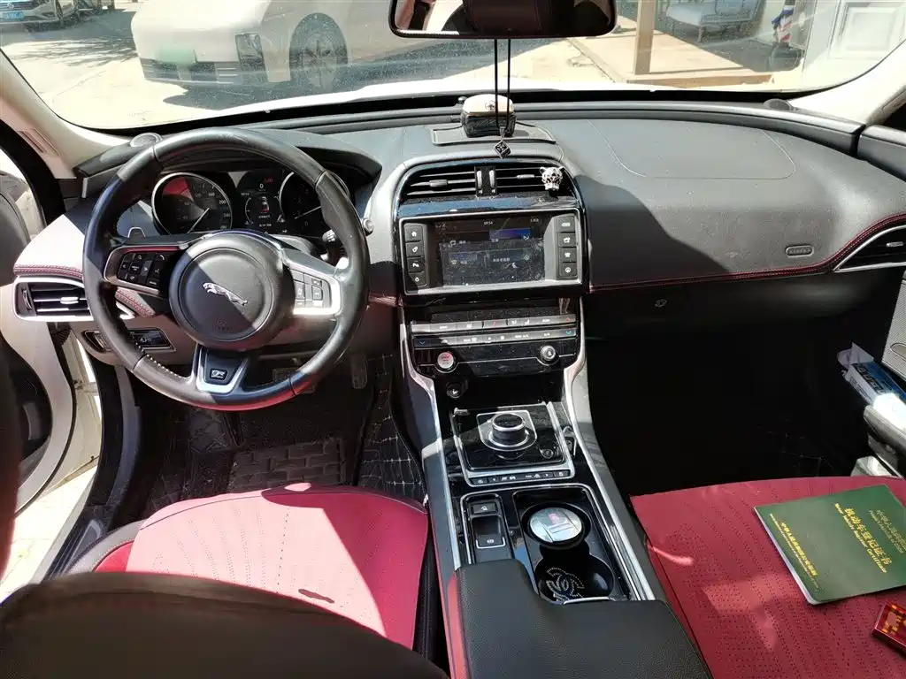 Jaguar XE 2017 — фото 10
