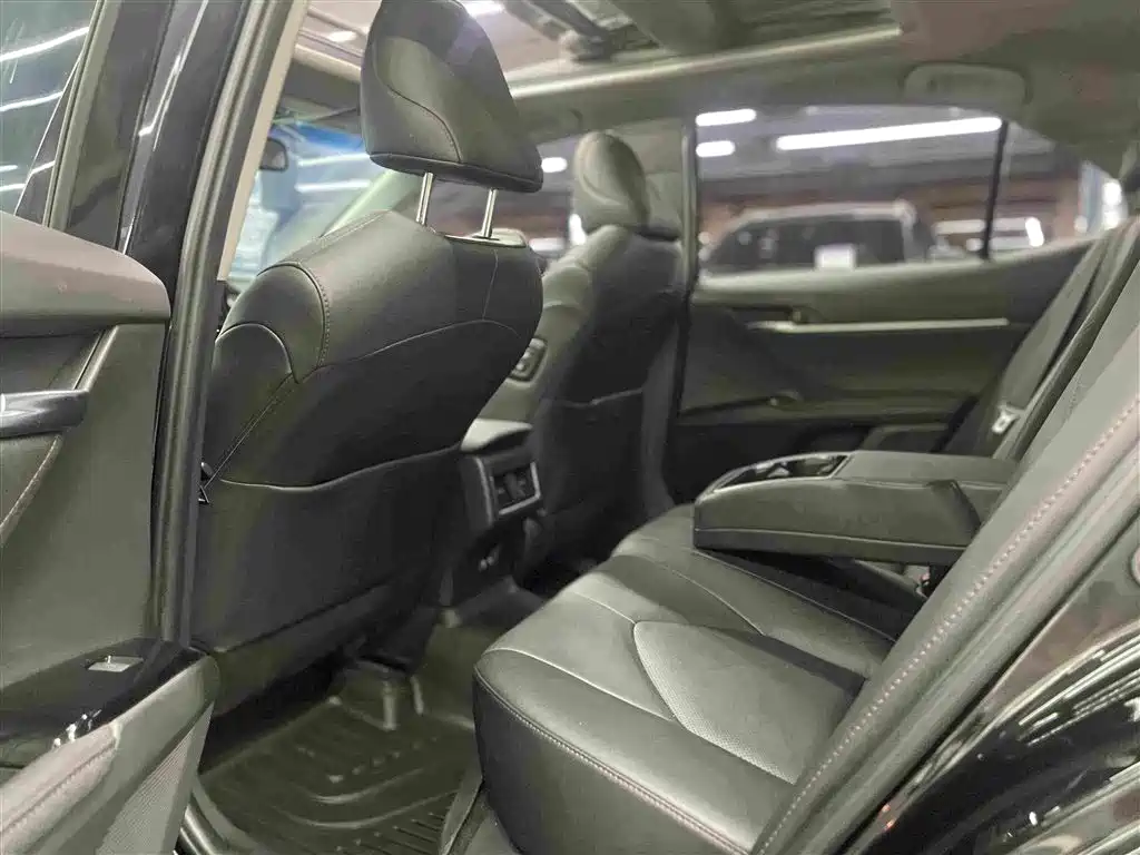 Toyota Camry 2022 — фото 11