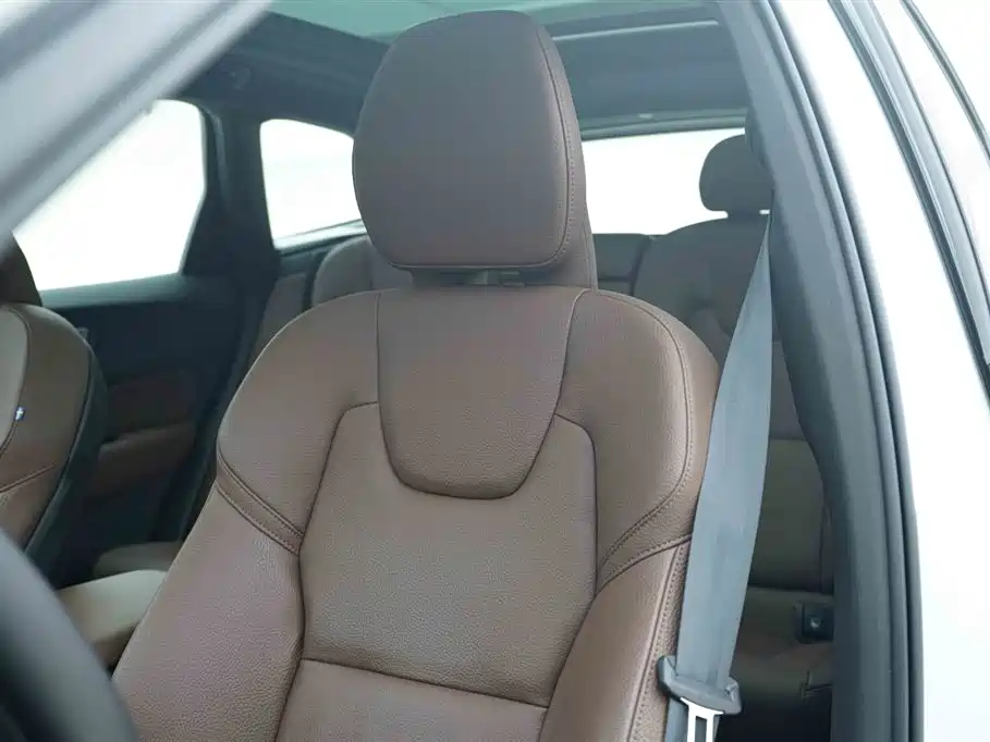 Volvo XC60 2025 — фото 13