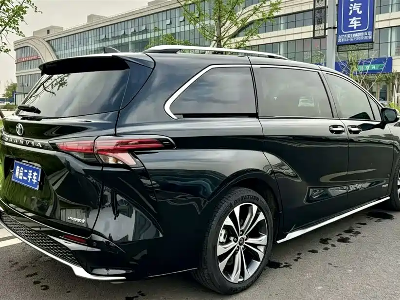 Toyota Granvia 2023