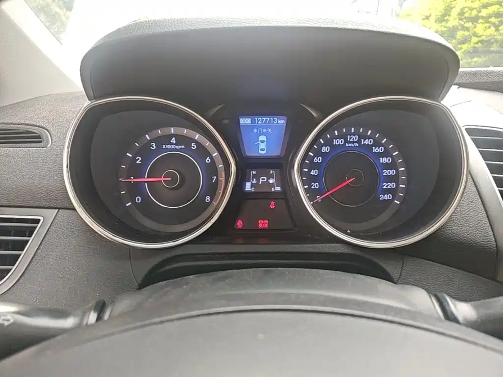 Hyundai Elantra 2015 — фото 18