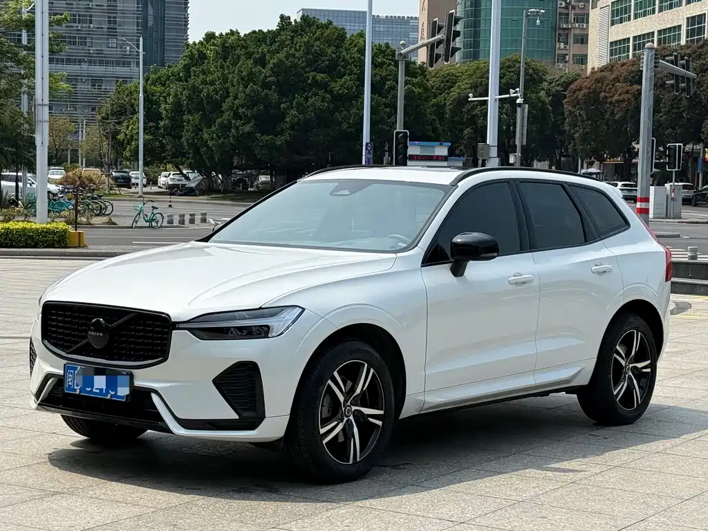 Volvo XC60 2021 — фото 1