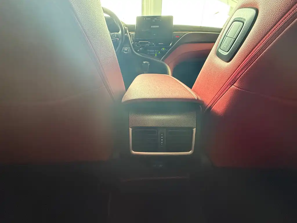 Toyota Camry 2023 — фото 11