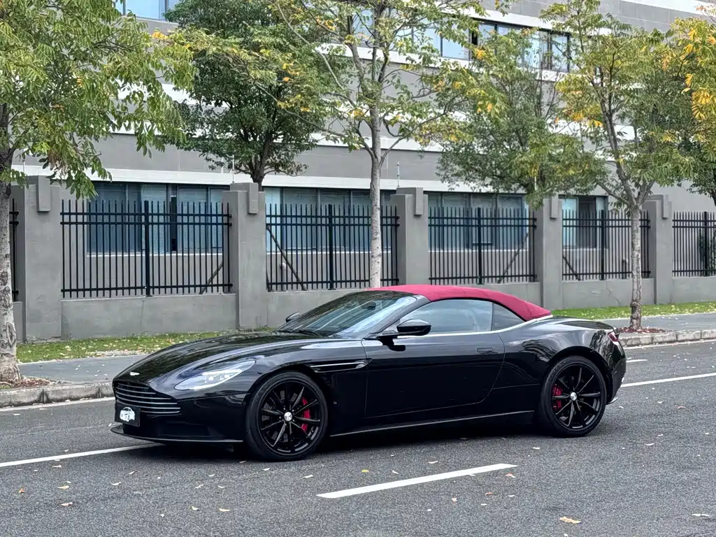 Aston Martin DB11 2019 — фото 13