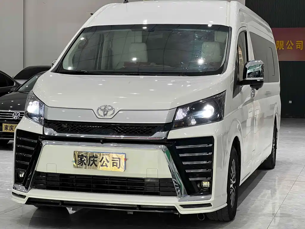 Toyota Hiace 2022 — фото 1