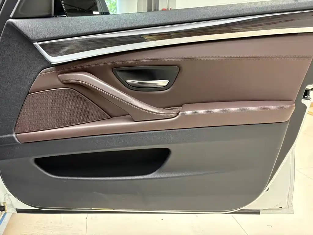 BMW 5 Series 2015 — фото 34