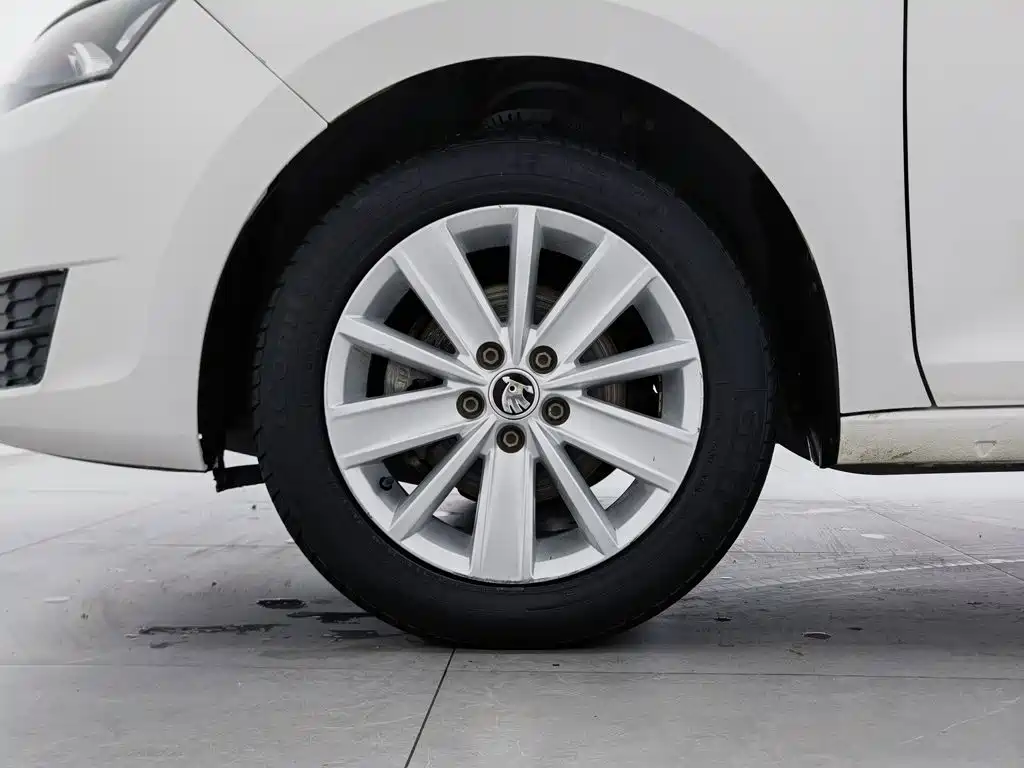 Skoda Rapid Spaceback 2017 — фото 17