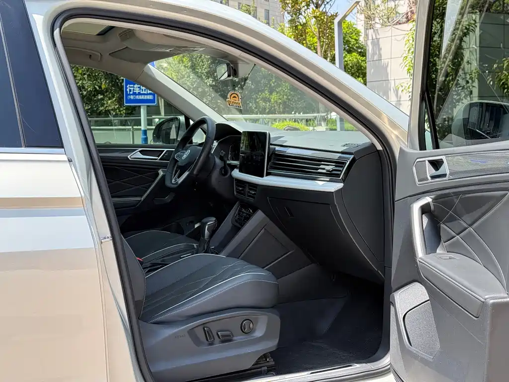 Volkswagen Tiguan L 2023 — фото 10