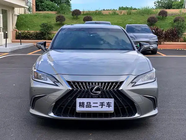Lexus ES 2024