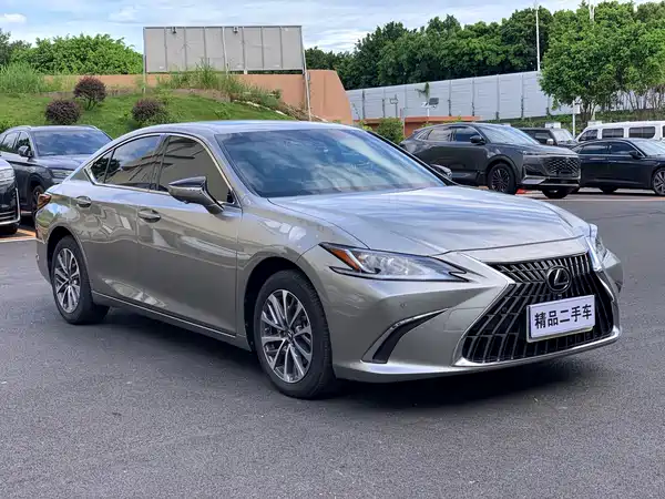 Lexus ES 2024