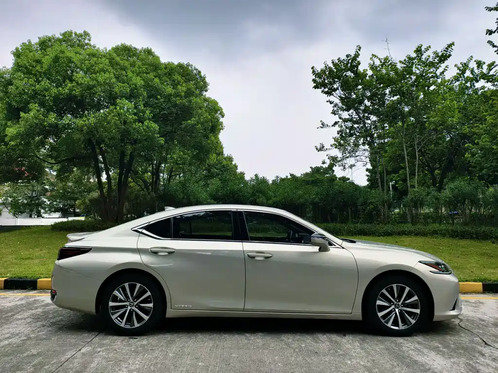 Lexus ES 2019