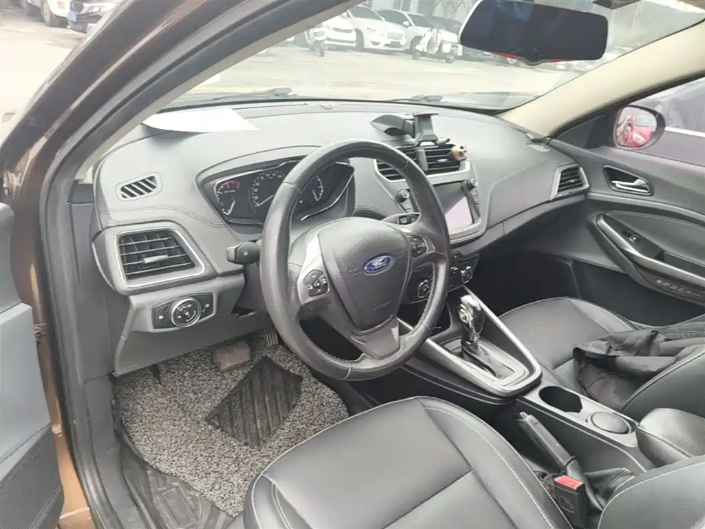 Ford Escort 2015 — фото 16