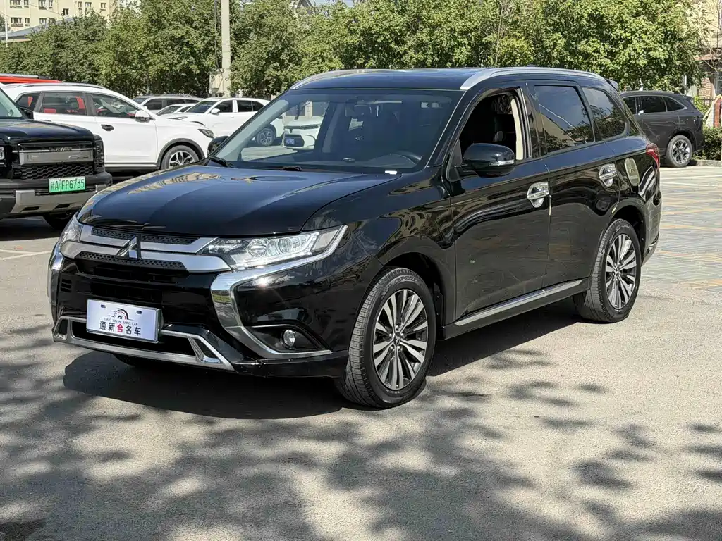 Mitsubishi Outlander 2021 — фото 1