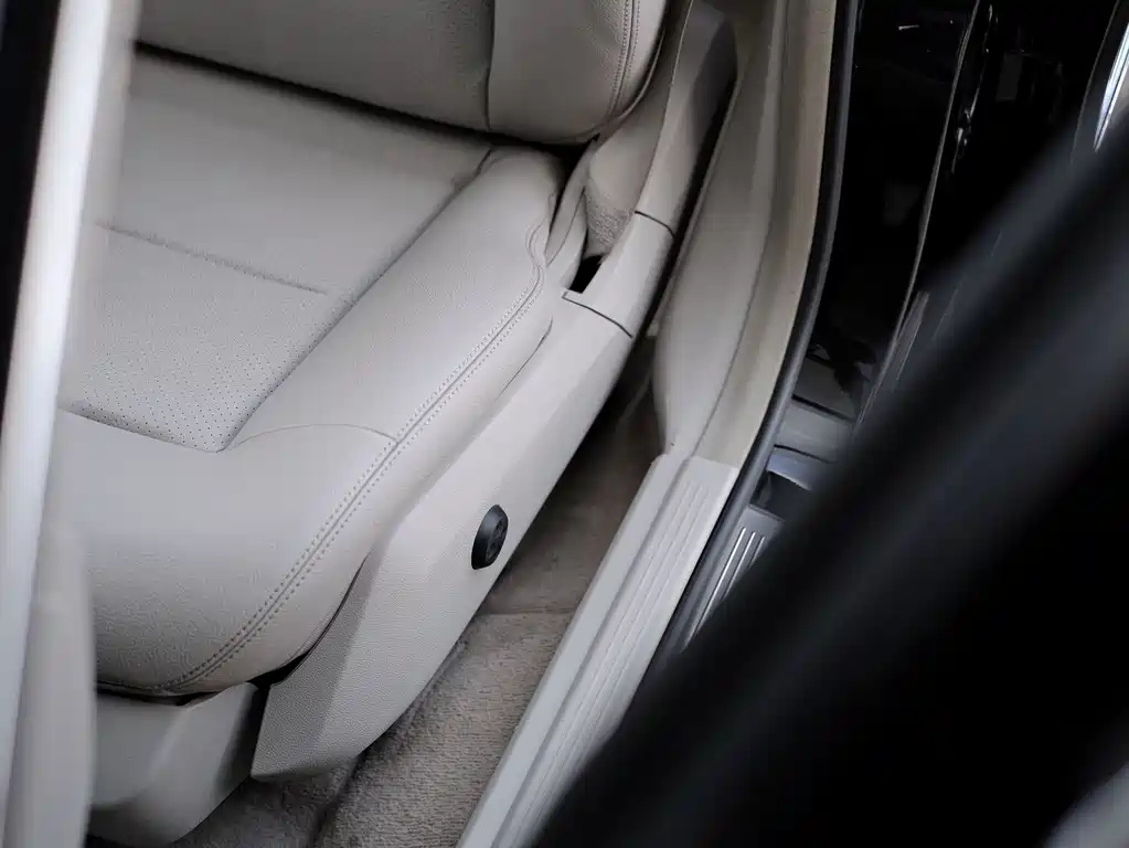 Mercedes-Benz E-Class 2012 — фото 45