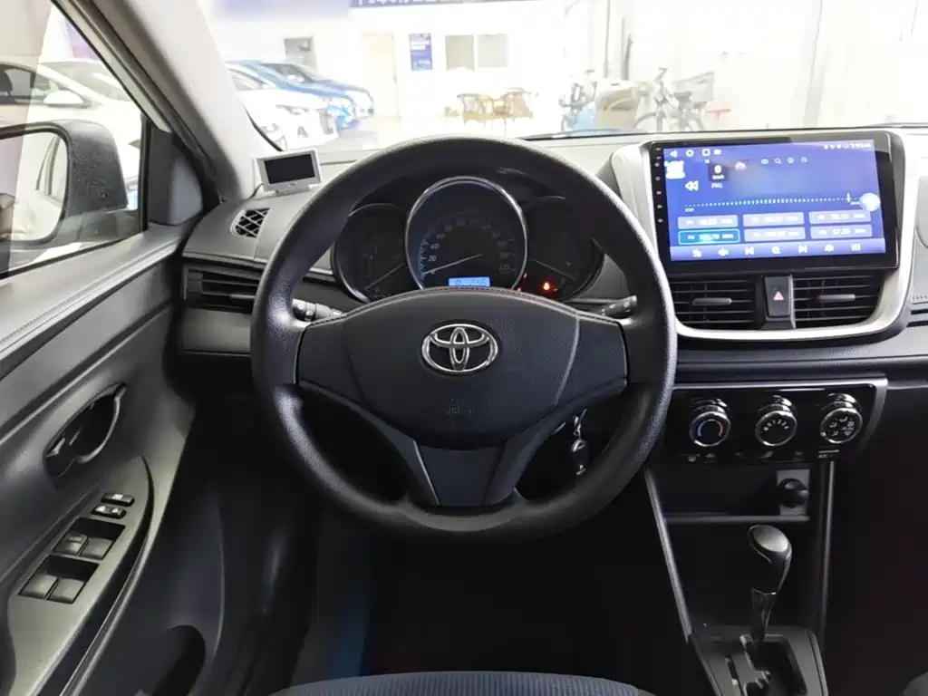 Toyota Yaris L 2017 — фото 11