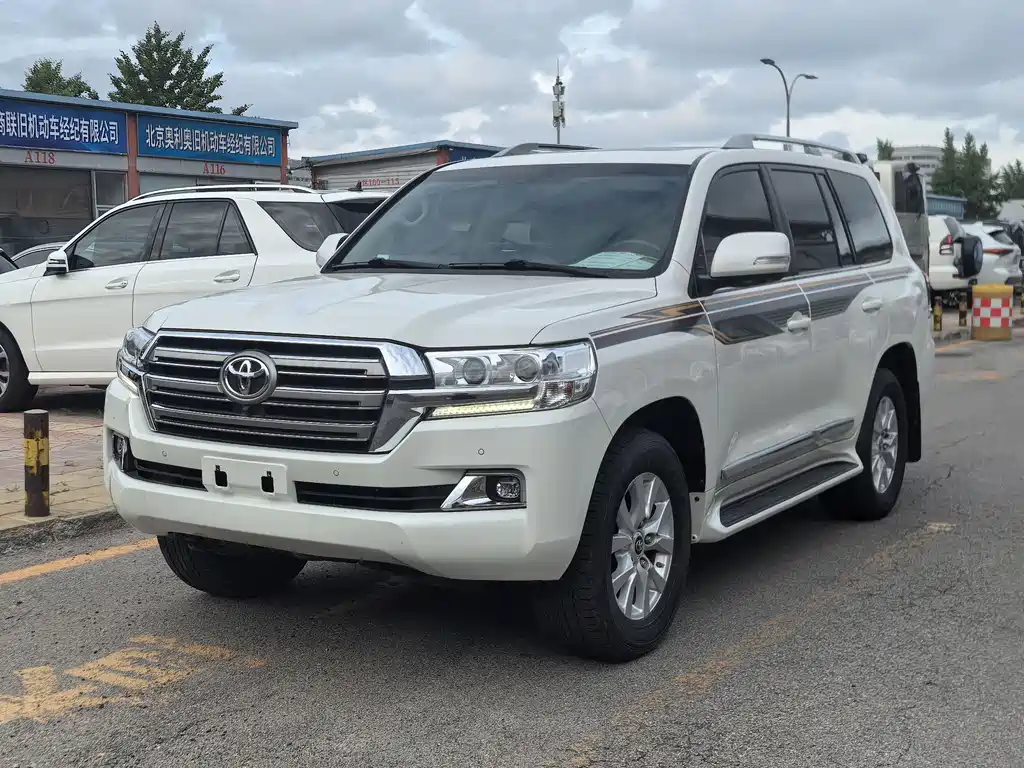 Toyota Land Cruiser 2018 — фото 1