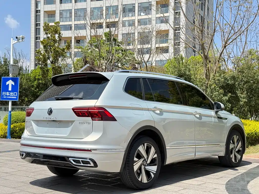 Volkswagen Tiguan L 2023 — фото 4