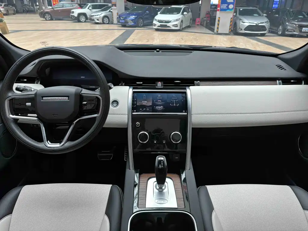 Land Rover Discovery Sport 2023 — фото 8