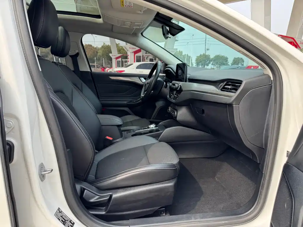 Ford Focus 2020 — фото 10