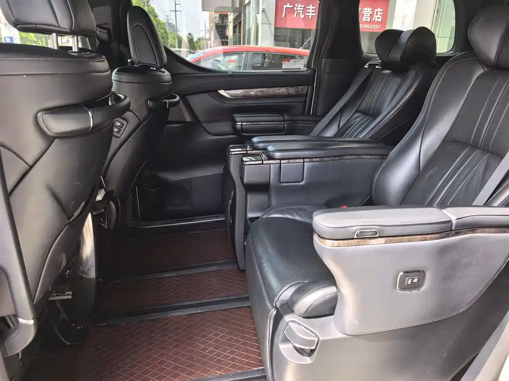 Toyota Alphard 2018 — фото 10
