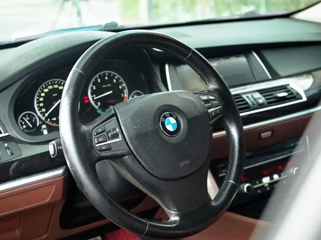 BMW 5 Series GT 2012 — фото 8