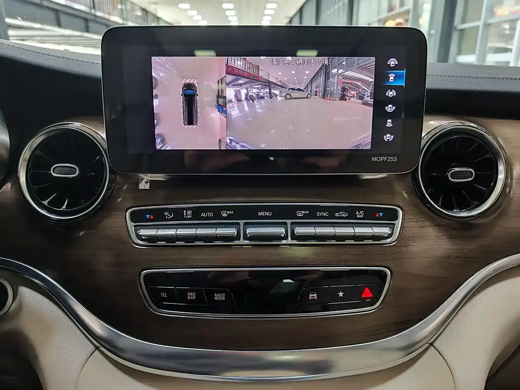 Mercedes-Benz V-Class 2021 — фото 17