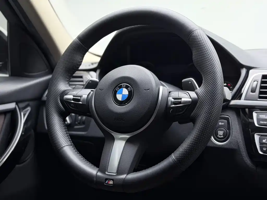 BMW 3 Series 2018 — фото 17