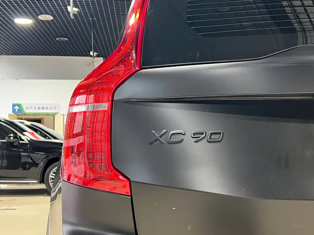 Volvo XC90 2022 — фото 9