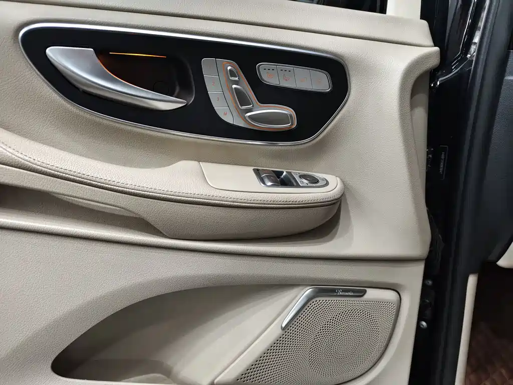 Mercedes-Benz V-Class 2019 — фото 20
