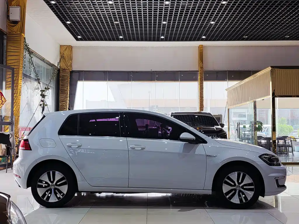 Volkswagen Golf EV 2020 — фото 4