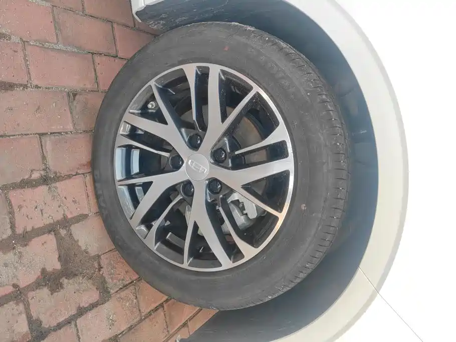 Geely Emgrand 2024